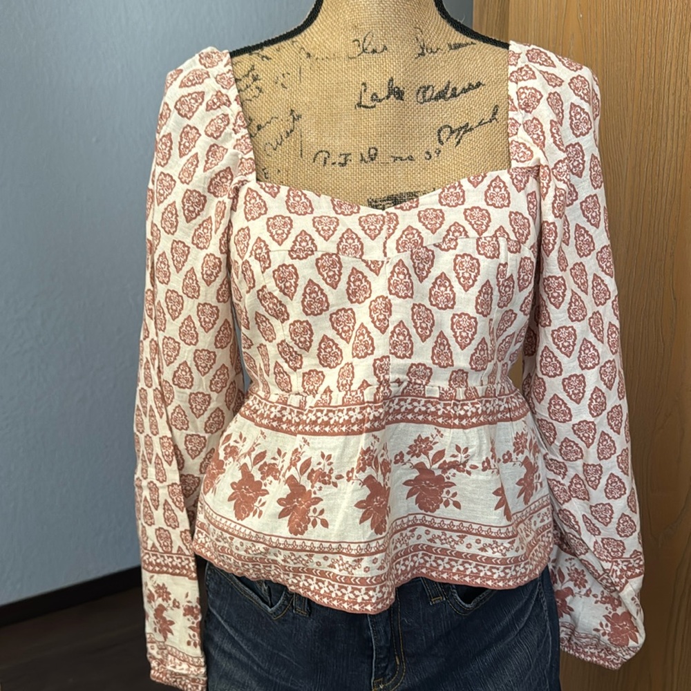 Cute top with slight elastic on cuffs.